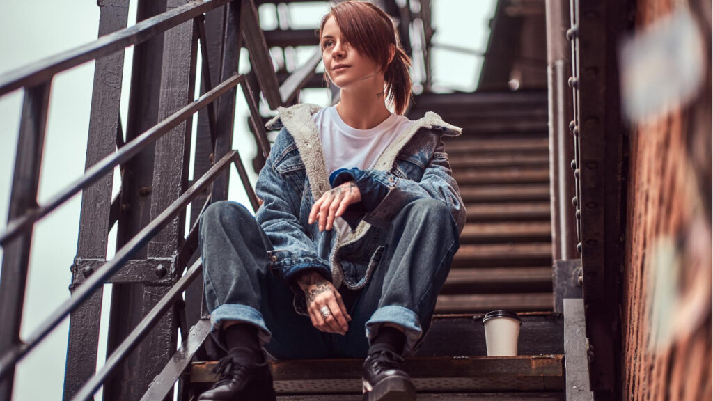 Urban street style outfit with oversized clothing